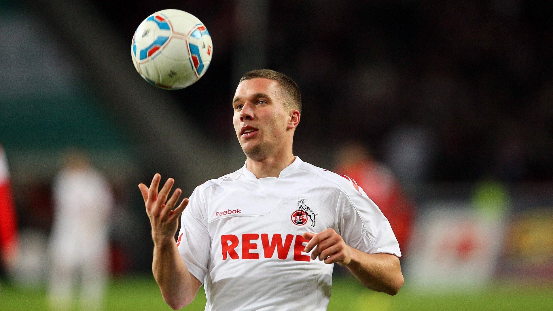 萨卡在对阵曼联的比赛中上演帽子戏法,萨卡踢什么位置